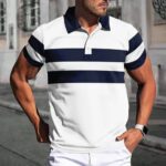 Polo marinière blanc et bleu marine porté par un homme