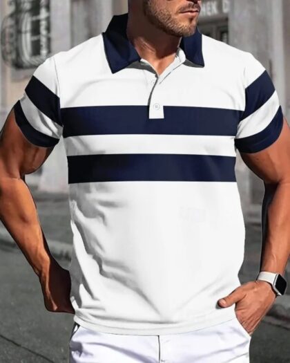 Polo marinière blanc et bleu marine porté par un homme