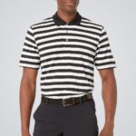 Polo marinière noir et blanc porté par un homme sur fond gris