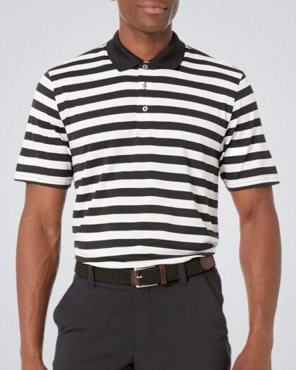 Polo marinière noir et blanc porté par un homme sur fond gris