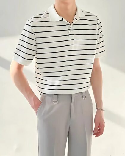 Polo marinière blanc et noir porté par un homme sur fond blanc