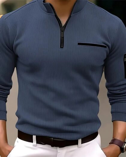 Polo bleu marine élégant et sport porté par un homme