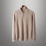 Pull polo beige pour homme en laine mérinos sur fond gris